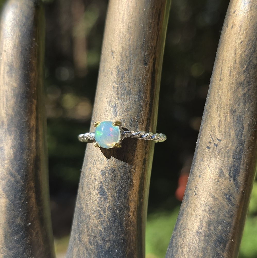 HOST PICK! 🎉🎊 Opal 1k Natural Sterling & Gold Women's Ring Sz7 - Picture 3 of 8